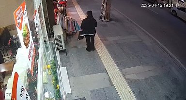 Önce gider gibi yaptı ardından dönüp çaldı