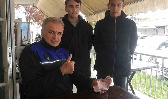 Osmaneli&#039;nde Örnek Davranış: Duyarlı Gençler Kayıp Parayı Zabıtaya Teslim Etti