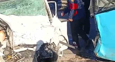Otomobil ile belediye otobüsü çarpıştı: 1 ölü, 4 yaralı