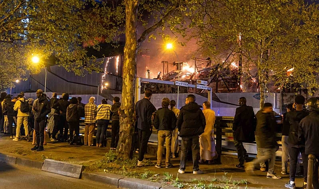 Paris&#039;te Geri Dönüşüm Tesisinde Büyük Yangın: 200 İtfaiyeci Seferber Oldu