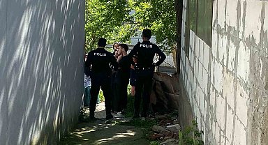 Pencere kenarında yoğurt yiyen çocuk 3 kattan düşerek ağır yaralandı