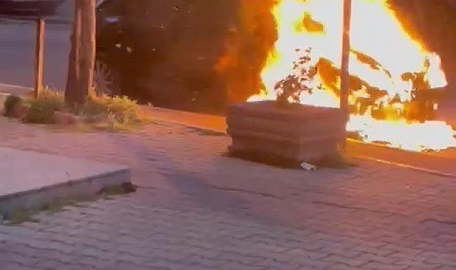 Pendik&#039;te Park Halindeki Otomobil Alev Alev Yandı, Patlamalar Korku Dolu Anlara Neden Oldu