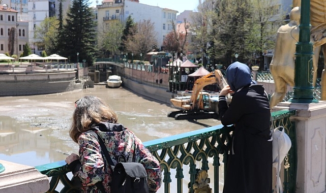Porsuk Çayı&#039;ndaki Temizlik Çalışmaları Turistleri Şaşırttı