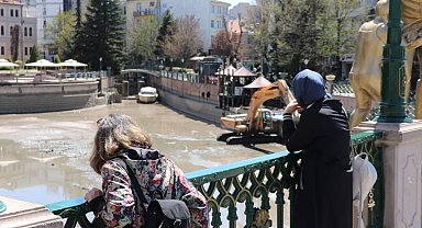 Porsuk Çayı'ndaki Temizlik Çalışmaları Turistleri Şaşırttı