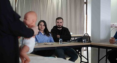Samsun'da Gebe Okullarında Babalar Bebek Bakımını Uygulayarak Öğreniyor