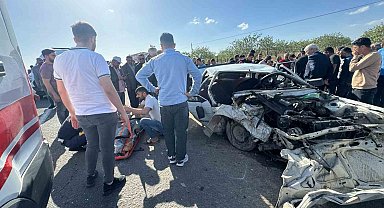 Şanlıurfa'da otomobiller çarpıştı: 2'si ağır 5 yaralı