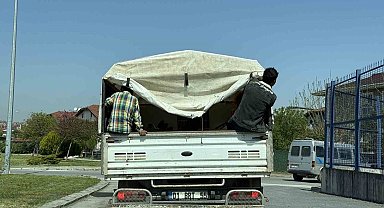 Serdivan'da Açık Kasa Kamyonetteki Çocukların Tehlikeli Yolculuğu Kamerada