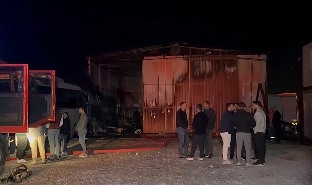 Servis minibüsünde çıkan yangın oto tamir dükkanına sıçradı