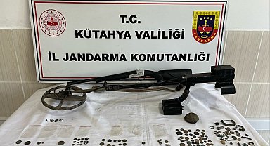 Simav'da Jandarmadan Tarihi Eser Operasyonu: Bir Evde 148 Parça Eser Ele Geçirildi
