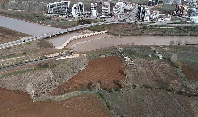 Sivas&#039;ta Bahar Yağmurları Çiftçinin Yüzünü Güldürdü