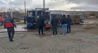Sivas'ta Dinlenme Tesisinde Alev Alev Yanan Tır Sürücüsünü Kahretti