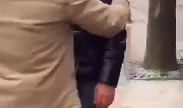 Taksici ve Yolcular Arasında Kavga: Kadına Tokat ve Saç Çekme Anı Kamerada