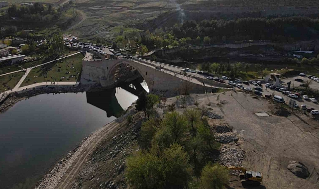 Tarihi Malabadi Köprüsü Bayramda Ziyaretçi Akınına Uğradı