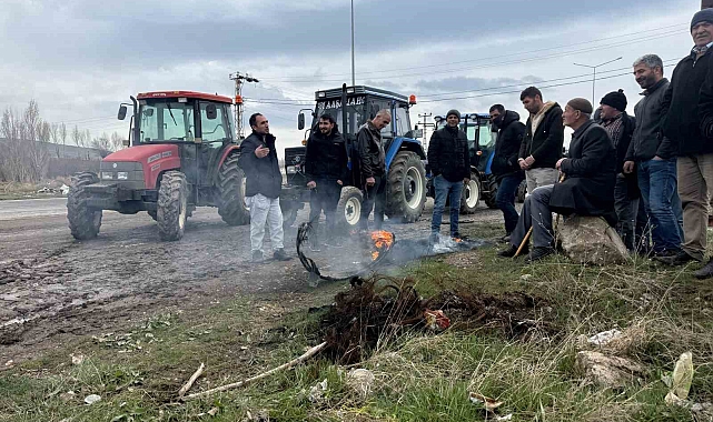 Taşlıçay&#039;da TÜVTÜRK Mağduriyeti: Gezici İstasyon Gelmeyince Çiftçiler Soğukta Bekledi