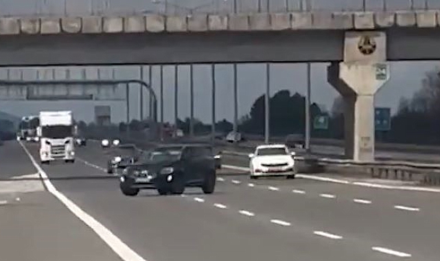 Trafikte geri geri giden sürücü tehlike saçtı: 20 bin lira ceza kesildi