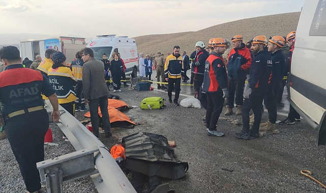 Van&#039;da feci kaza: 6 ölü, 4&#039;ü ağır 13 yaralı!