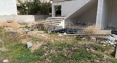 Yaklaşık 10 yıl önce yapımına başlanan cami bitirilemedi