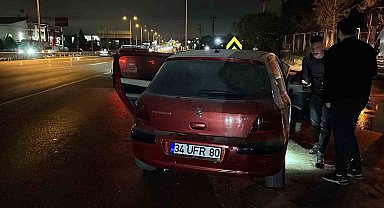 Yanan otomobilde sıkışan sürücüyü itfaiye kurtardı