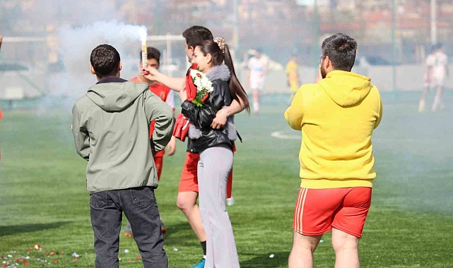 Yavru Aslanspor Kaptanından Maç Sonrası Sürpriz Evlilik Teklifi