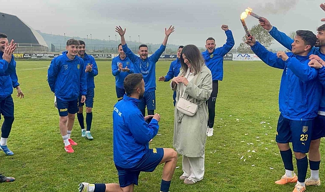 Yeşil sahada evlilik teklifi