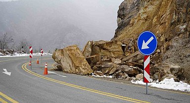 Zigana Geçidi'nde Heyelan Korkusu: Asılı Kayalar Sürücüleri Tedirgin Ediyor