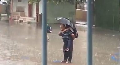 Adana'da Duygulandıran Anlar: Dede, Yağmur Altında Torunuyla İstiklal Marşı'nı Dinledi