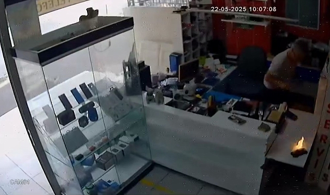 Adana&#039;da Telefon Tamircisinde Patlayan Batarya Dehşet Saçtı: O Anlar Kamerada