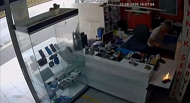 Adana'da Telefon Tamircisinde Patlayan Batarya Dehşet Saçtı: O Anlar Kamerada