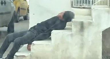 Adana'da Uyuşturucu Bağımlısının Acı Hali Kamerada: Merdivenlerde Sızıp Kaldı