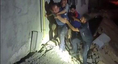 Adıyaman'da Çöken Binada Mahsur Kalan 90 Yaşındaki Adamı Polis Sırtında Taşıdı