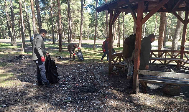 Ardahan Doğa Koruma ekipleri tabiat parkında temizlik yaptı