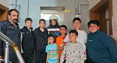 Aşkale'de Asansör Boşluğuna Düşen Kuşu İtfaiye Kurtardı