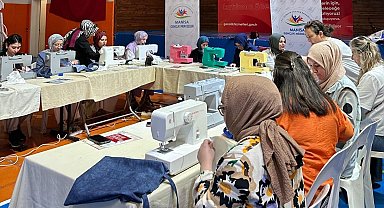 Atık malzemeler gençlerin elinde çantaya dönüştü