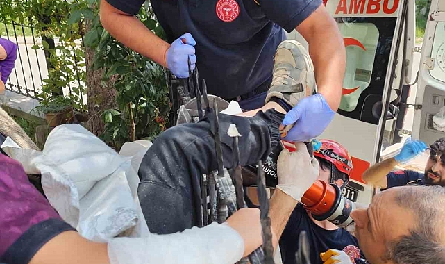 Bahçe duvarından atlarken bacağı demire saplanan çocuğu itfaiye kurtardı