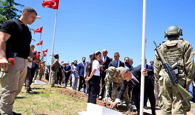 Bingöl'de PKK'lı teröristler tarafından şehit edilen 33 er anıldı