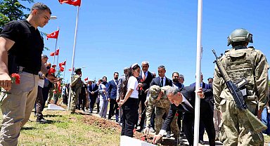 Bingöl'de PKK'lı teröristler tarafından şehit edilen 33 er anıldı