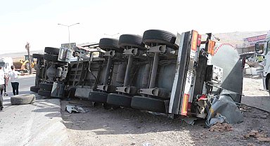 Cizre'de ham madde yüklü tır devrildi: 1 yaralı