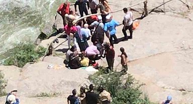 Dede ile torunu fotoğraf çektirirken Melendiz Çayı'na düştü