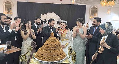 Diyarbakır'da düğün pastası yerine 21 kattan oluşan tescilli burma kadayıf tercih edildi