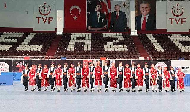 Elazığ'da halk oyunları yarışması renkli görüntüler oluşurdu