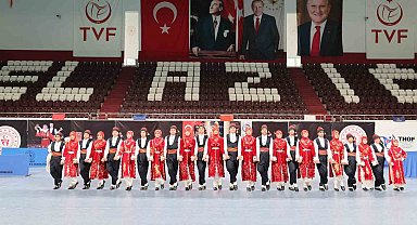 Elazığ'da halk oyunları yarışması renkli görüntüler oluşurdu