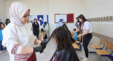 Elazığ'da köy okulu öğrencilerine büyük jest: Bayram öncesi saçlarını kesip bakımlarını yaptılar