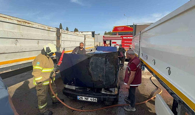 Erdek&#039;te Park Halindeki Otomobil Alev Alev Yandı, Paniğe Neden Oldu