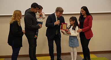 Erzincan'da Örnek Ailelere Vali Aydoğdu'dan Şilt