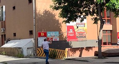 Erzincan'da Yürekleri Isıtan Anlar: Aracın Altından Kurtarılan Yavru Kargaya Annesinden Sahip Çıkışı
