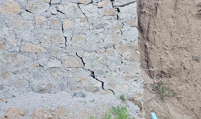Erzurum İspir'de Yeni Yapılan Duvar Bir Yılda Yıkılmaya Başladı!