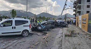 Erzurum'da Korkunç Kaza: Mikser Kontrolden Çıktı, 8 Aracı Hurdaya Çevirdi