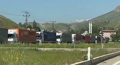 Esendere Gümrük Kapısı'nda 2 Kilometrelik Tır Kuyruğu: İran Tarafındaki Sistemsel Sorunlar Nedeniyle Mağduriyet