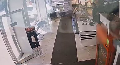Fren yerine gaza bastı, kasap dükkanına daldı