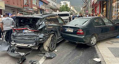Freni arızalanan kepçe, 4 araca çarptı